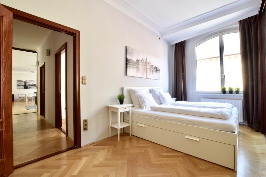 Standerd Apartment By Hi5 - Lovag Family Suites بودابست المظهر الخارجي الصورة